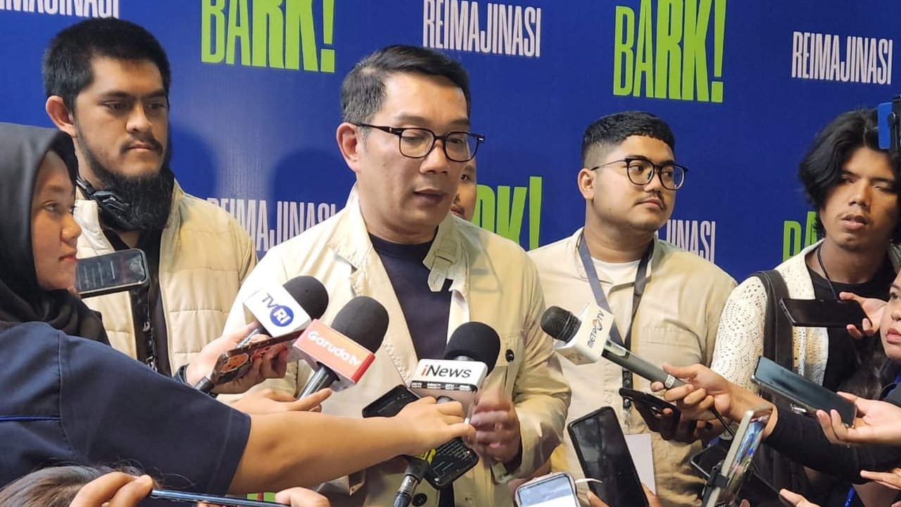 Bakal calon Gubernur DKI Jakarta Ridwan Kamil Bersama komunitas disabilitas  berada di anjungan halte Tosari Transjakarta, Jakarta, Jumat (13/9/2024). Dalam perbincangan bersama penyandang disabilitas sambal berdiskusi kecil serta mengabadikan momen dengan berfoto latar belakang Patung Selamat Datang.