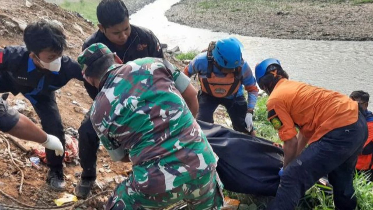 Evakuasi mayat di Kali Bekasi