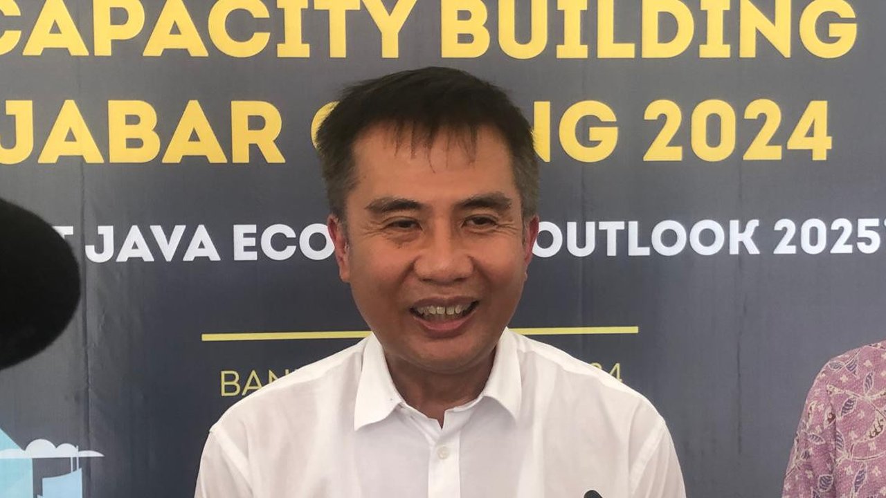 Pj Gubernur Jawa Barat, Bey Machmudin, saat diwawancarai wartawan usai acara Capacity Building Jabar Caang 2024 di Gedung Pakuan, Kota Bandung, Rabu, 26 Juni 2024.