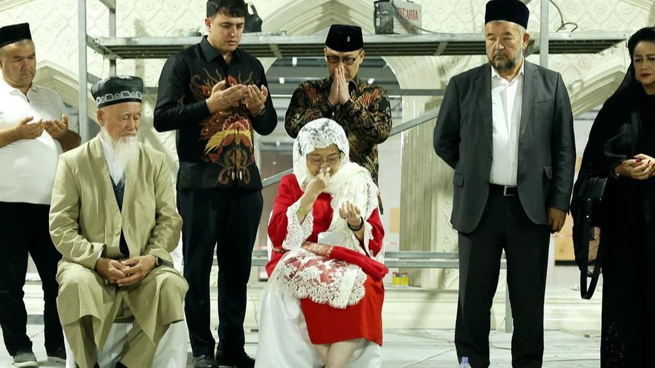 Megawati Ziarah ke Makam Imam Al Bukhori