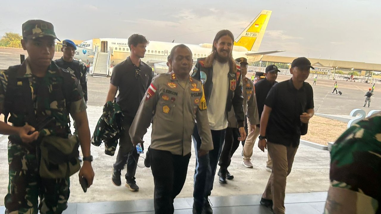 Pilot Susi Air Kapten Philip Mark Marthens akhirnya berhasil dibebaskan dari sanderaan Kelompok Kriminal Bersenjata (KKB) pimpinan Egianus Kogoya. (Dok. Satgas Damai Cartenz).