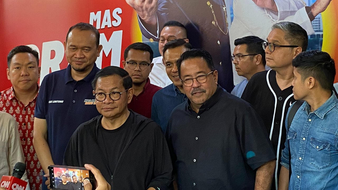 Pasangan bakal calon gubernur dan bakal calon wakil gubernur Pramono Anung dan Rano Karno berolahraga saat CFD di Bundaran HI, Jakarta, Minggu (8/9/2024).