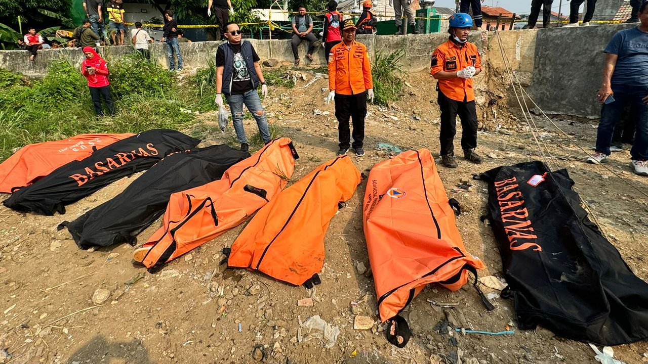 Evakuasi mayat di Kali Bekasi