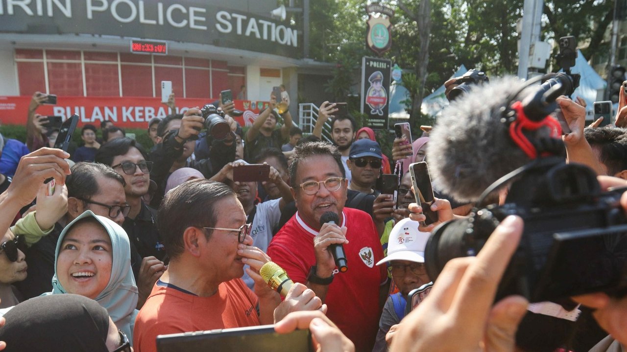 Pasangan bakal calon gubernur dan bakal calon wakil gubernur Jakarta, Pramono Anung - Rano Karno menyambangi kawasan car free day di Bundaran Hotel Indonesia (HI) Jakarta, Minggu (1/9/2024).