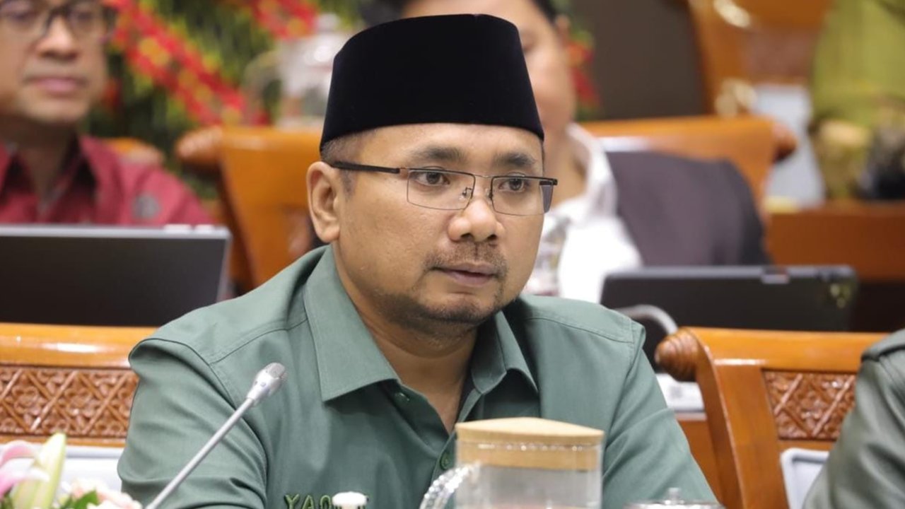 Menteri Agama (Menag) Yaqut Cholil Qoumas saat menyambut kedatangan jemaah haji kelompok terbang (kloter) 63 Embarkasi Jakarta (JKG 63) di Asrama Haji Pondok Gede, Jakarta, Minggu (21/7/2024). (Dok. Tim Humas Kementerian Agama)