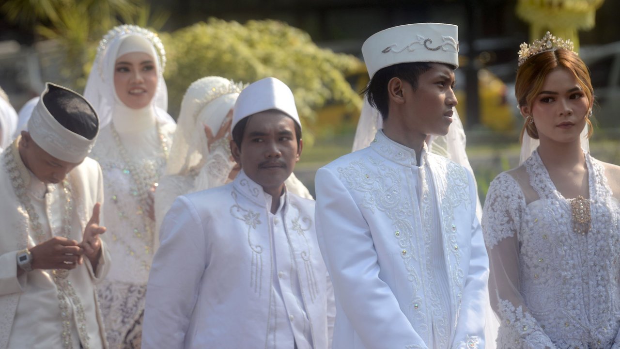 Pasangan Delfa dan Hardiansyah (paling depan) hendak memasuki area tengah Pendopo Kota Bandung saat nikah massal gratis, Sabtu (21/9/2024).