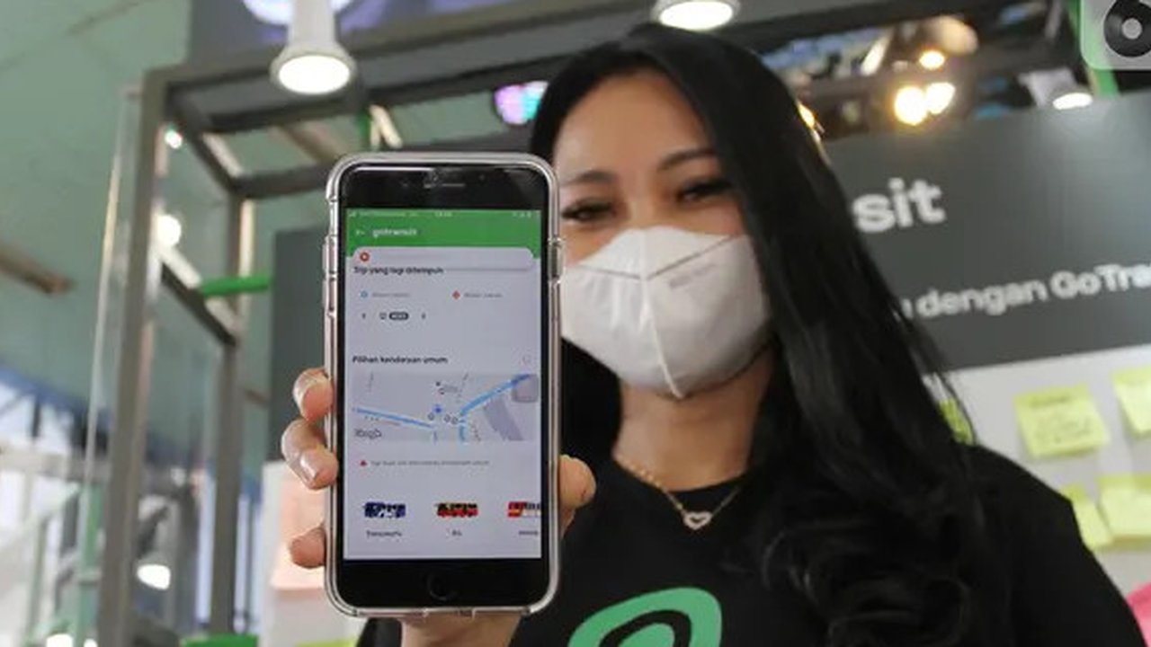 Model menunjukkan aplikasi Gojek melalui GoTransit saat peluncuran di Stasiun Juanda, Jakarta, Rabu (22/06/2022). Melalui kolaborasi antara Gojek, layanan on-demand ekosistem GoTo dan PT Kere