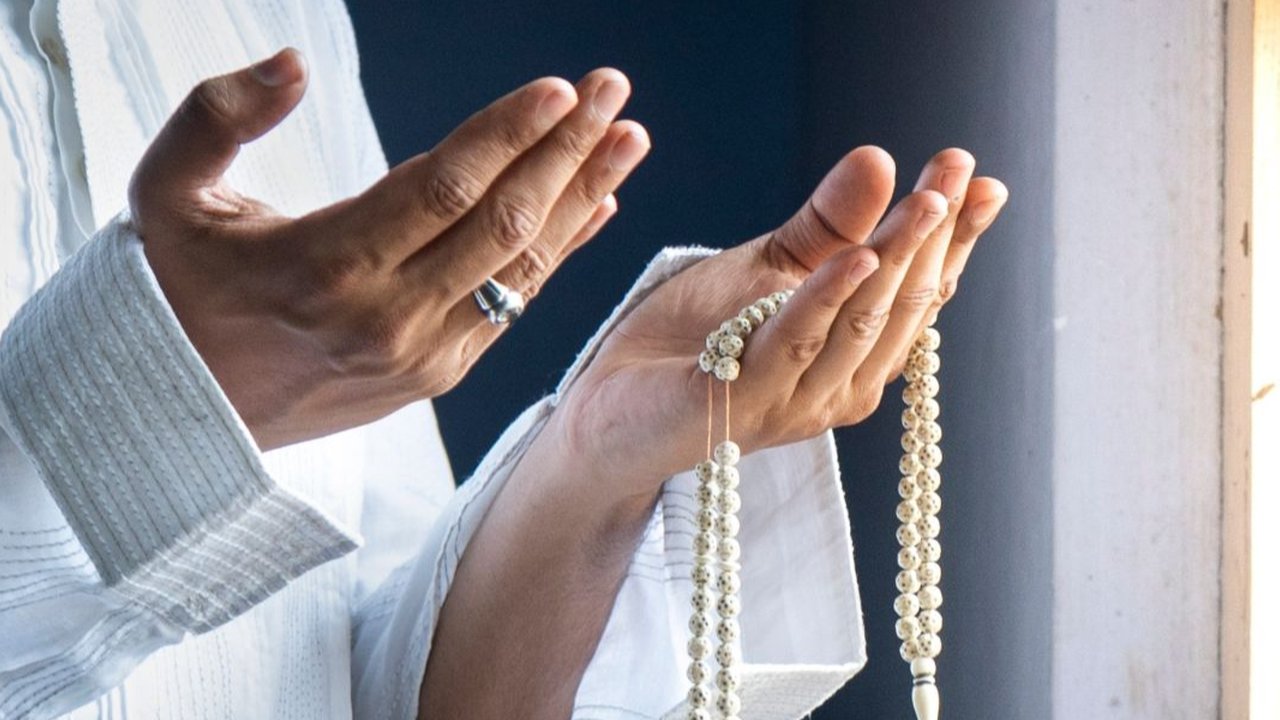 Berdzikir adalah cara seorang Muslim untuk selalu dekat dengan Allah SWT dan melindungi dari godaan setan yang setiap waktu mengganggu.