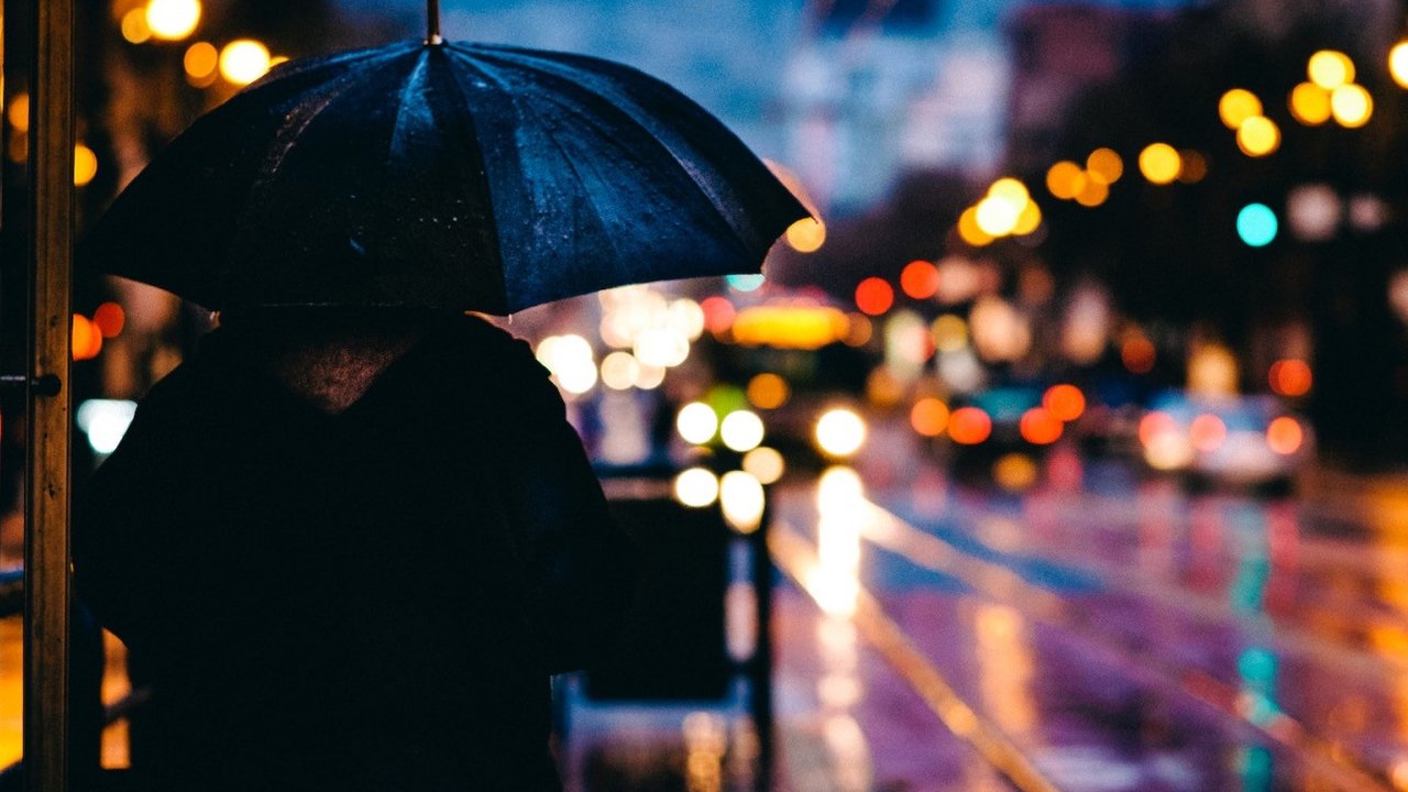 <p>Ilustrasi hujan di malam hari. (Photo by Todd Diemer on Unsplash)</p>
<p> </p>