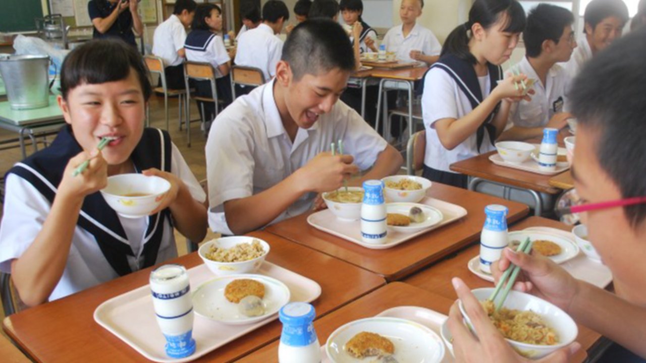 makan di sekolah jepang