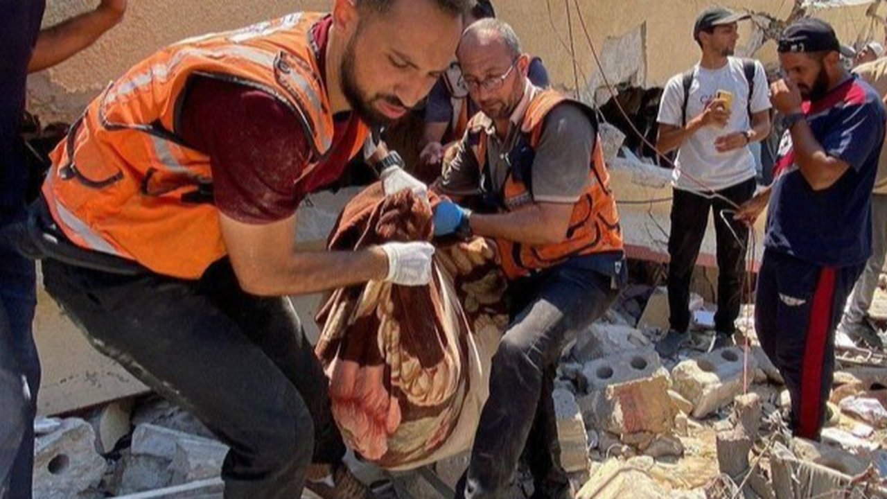 Pasukan penjajah Israel kembali melakukan pembantaian di Jalur Gaza pada Selasa (20/8), menewaskan sedikitnya 12 warga Palestina ketika jet tempur menghantam sekolah Mustafa Hafez.