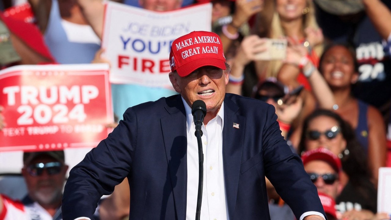 Calon presiden dari Partai Republik dan mantan Presiden AS Donald Trump tiba pada Hari pertama Konvensi Nasional Partai Republik (RNC) di Fiserv Forum di Milwaukee, Wisconsin, AS, 15 Juli 2024. REUTERS/Jeenah Moon