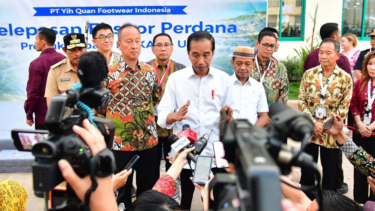 Presiden Joko Widodo menyampaikan keterangannya usai meninjau sejumlah pabrik yang ada di KIT Batang, Kabupaten Batang, Provinsi Jawa Tengah.