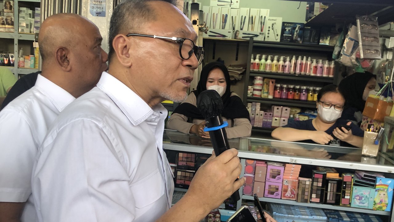 <p>Menteri Perdagangan (Mendag) Zulkifli Hasan melaksanakan kunjungan kerja ke Kota Bandung, Jawa Barat (Jabar) dengan menggunakan Kereta Cepat Jakarta Bandung (Whoosh),Rabu (27/9/2023). (Dok Tim Media Zulkifli Hasan)</p>