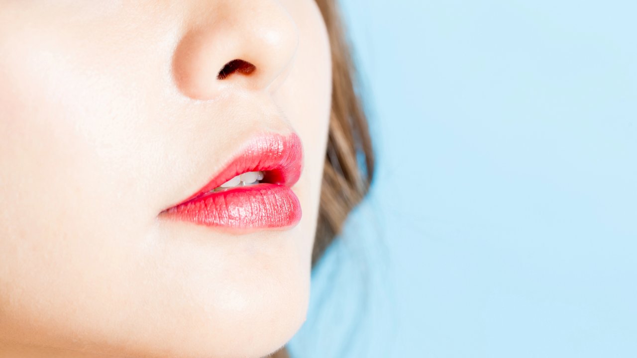 Bibir lembap dan plumpy.