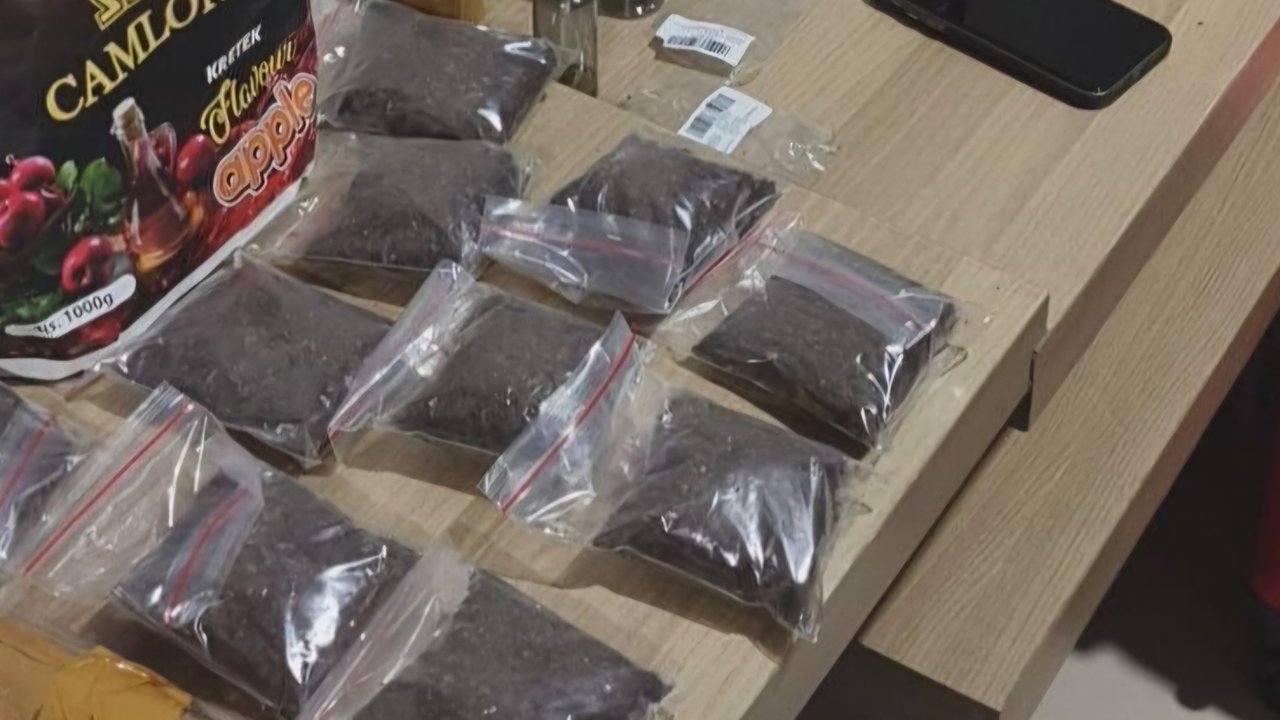 Barang bukti tembakau sintetis hasil penggerebekan Ditresnarkoba Polda Lampung.  Foto : (Istimewa).