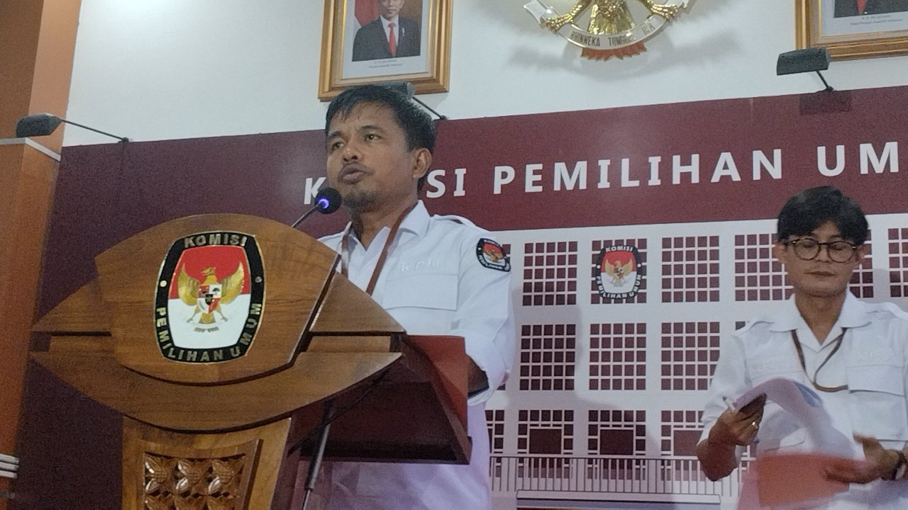 Ketua Divisi Bidang Teknis Komisi Pemilihan Umum (KPU) Idham Holik mengumumkan hasil pengecekan dokumen persyaratan pendaftaran partai politik (parpol) yang mendaftar ke Pemilihan Umum (Pemilu) 2024 ke KPU hari ini, Sabtu (6/8/2022). (Dok. Liputan6.com/Winda Nelfira)