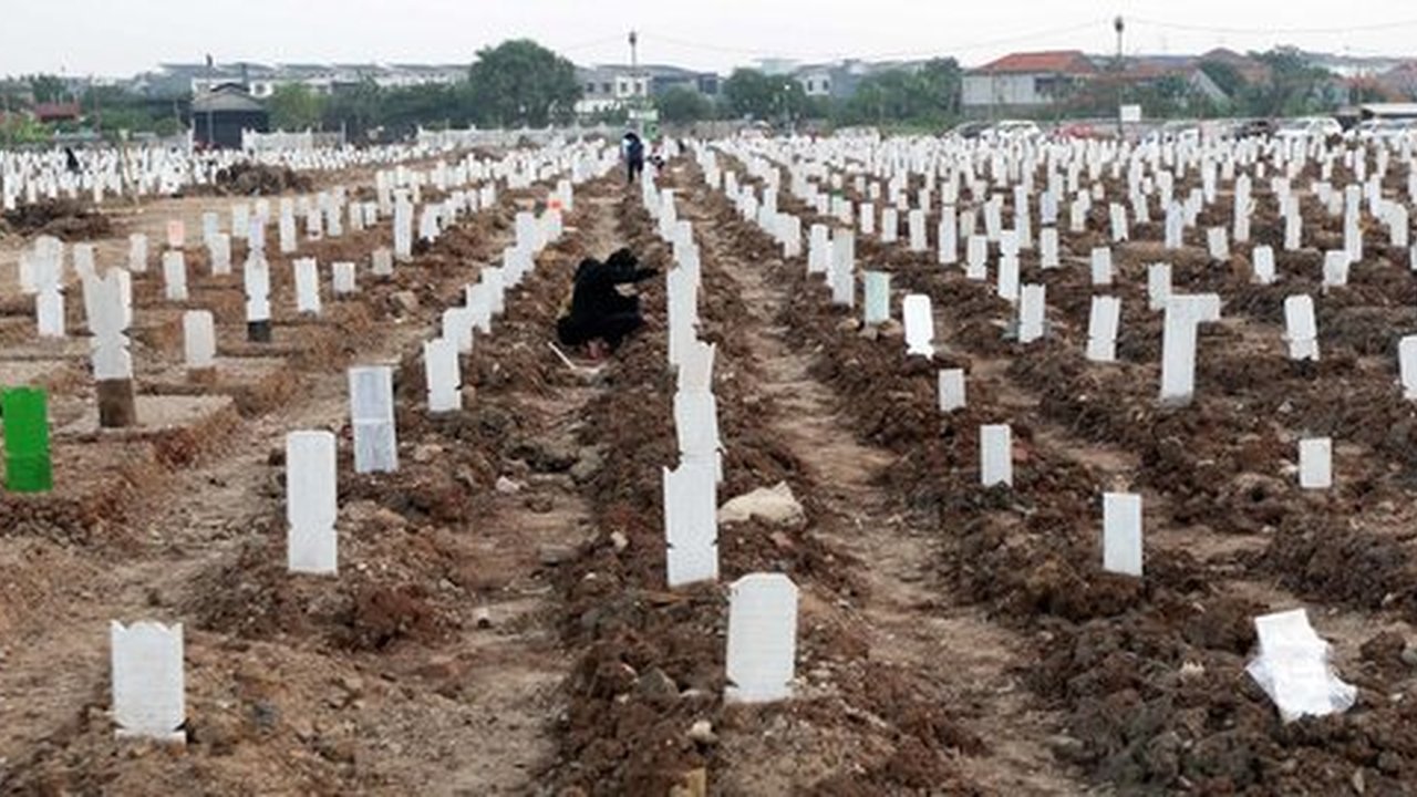 Kuburan Jadi Spot 'Favorit' Warga Desa Ini Demi Bisa Buka Facebook dan Youtube