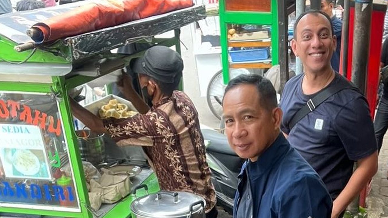 Panglima TNI Jajan di Pinggir Jalan