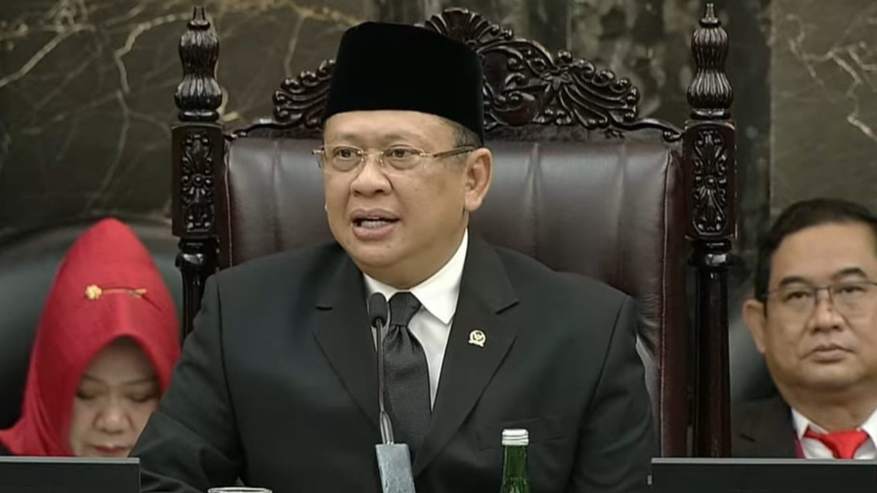 <p>Ketua MPR Bambang Soesatyo atau Bamsoet salam sidang tahunan MPR-RI, Selasa (16/8/2022) (dok: Tira)</p>