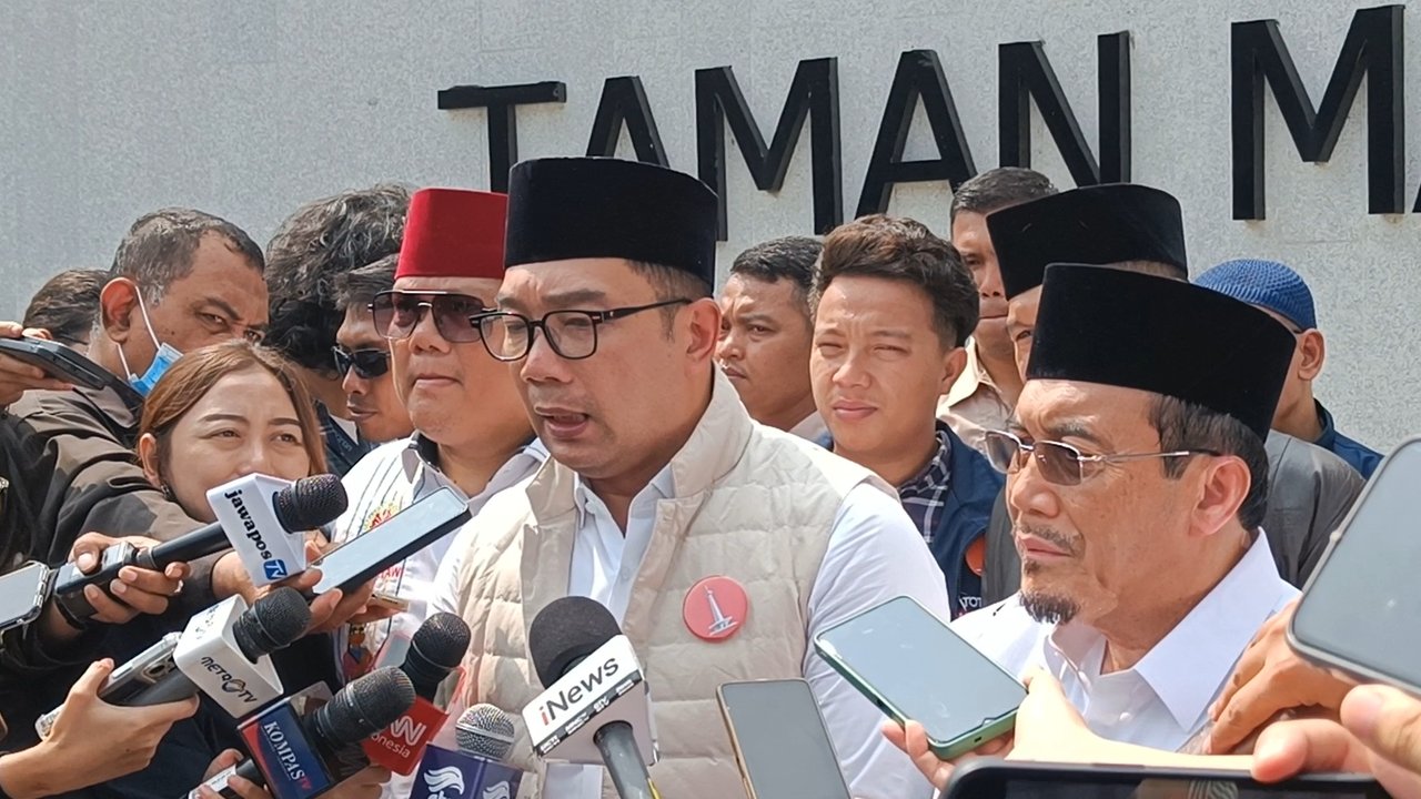 Hari Pertama Kampanye, RK-Suswono Kompak Tabur Bunga Ke Makam MH Thamrin