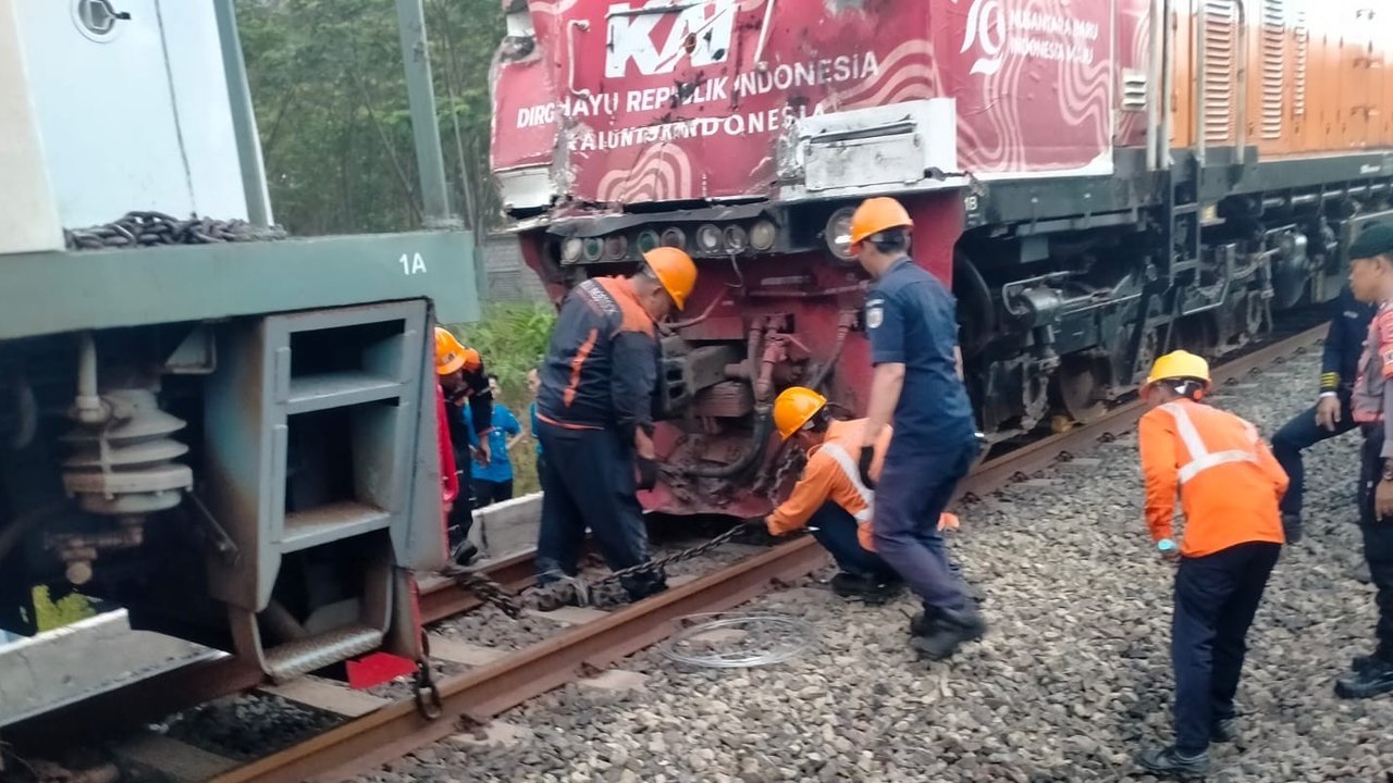 insiden kecelakaan antara KA Taksaka relasi Stasiun Gambir-Yogyakarta dengan truk pengaduk semen (molen)