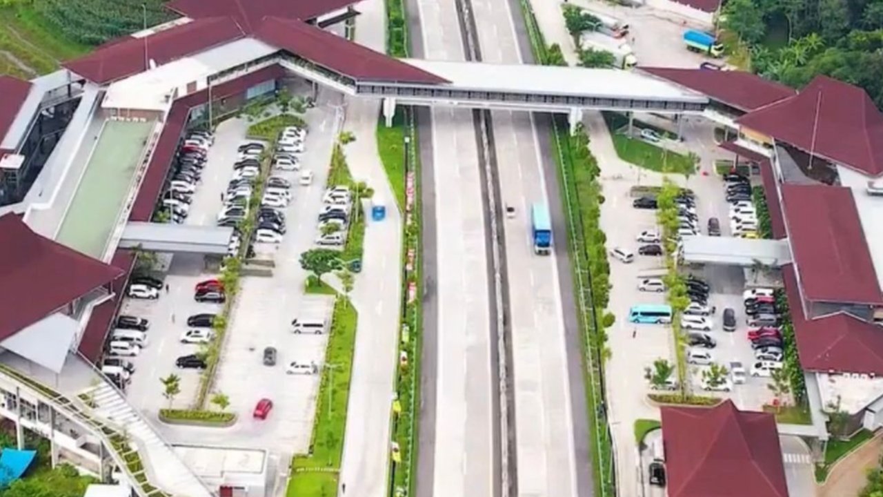 Rest Area Pendopo KM 456A-456B terletak di ruas Tol Semarang - Solo memiliki sky bridge. (Dok: Instagram @semarangkami)