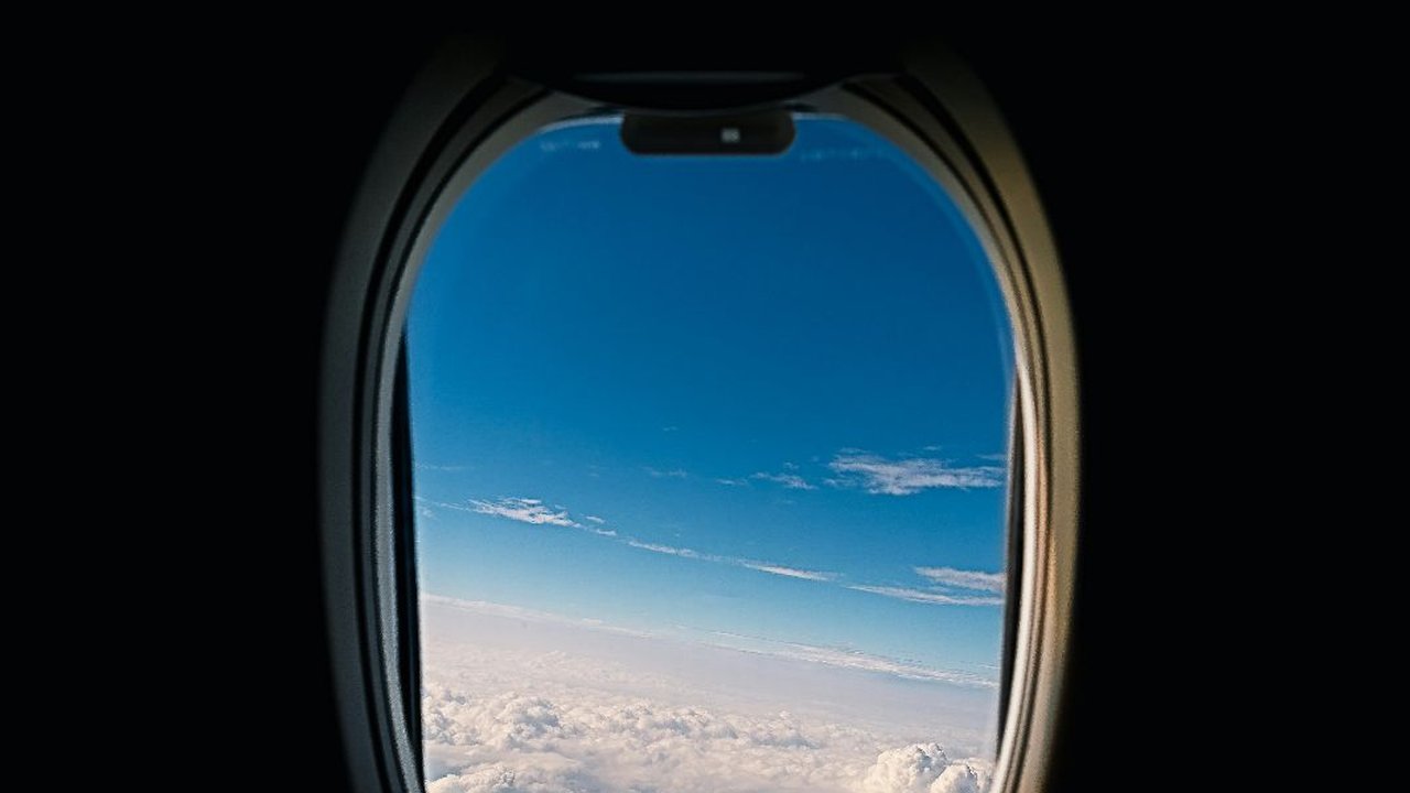 Asal Usul Jendela Pesawat Berbentuk Oval, Ada Kejadian Tragis di Balik Penemuannya