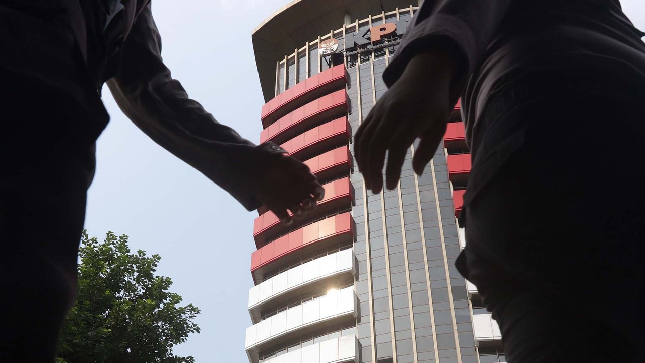 Kendaraan penyemprot air milik kepolisian disiagakan di jalan Kuningan Persada sekitar Gedung Merah Putih KPK, Jakarta, Selasa (1/6/2021). Pengamanan gedung KPK dan sekitarnya diperketat terkait upacara pelantikan pegawai KPK menjadi Aparatur Sipil Negara. (Liputan6.com/Helmi Fithriansyah)