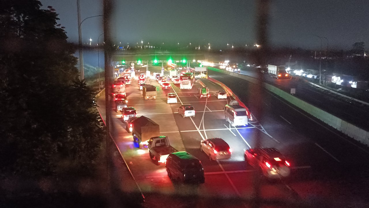 Puluhan ribu kendaraan melintasi gerbang Tol Cileunyi, Kabupaten Bandung. (Foto: Arya Prakarsa/Liputan6.com).