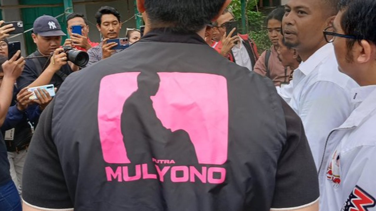 Kaesang berompi Putra Mulyono