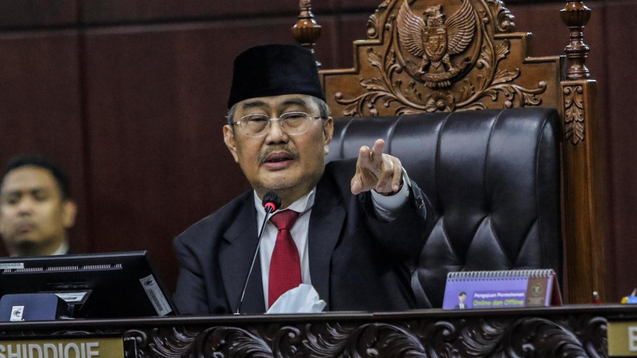Ketua Majelis Kehormatan Mahkamah Konstitusi, Jimly Asshiddique (tengah), Hakim Anggota Wahidin Adam (kiri), Hakim Anggota Bintan Saragih (kanan) dalam sidang putusan dugaan pelanggaran kode etik Ketua MK Anwar Usman dan Hakim Konstitusi lainnya di Gedung Mahkamah Konstitusi, Jakarta Selasa(7/11/2023).