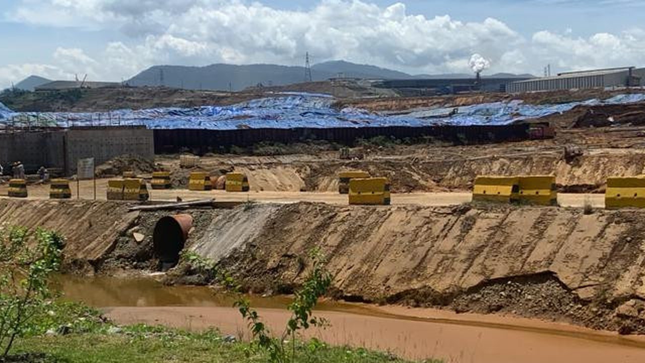 <p>Menteri ESDM Bahlil Lahadalia dalam sambutannya di peresmian smelter PT Amman Mineral. (Tira/Liputan6.com)</p>