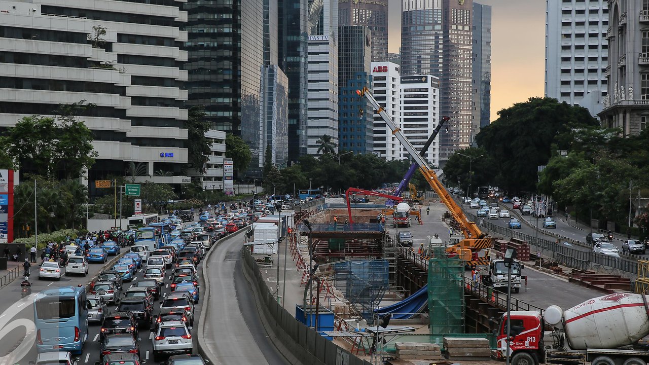 Sejumlah kendaraan terjebak macet di kawasan Sudirman, Jakarta, Senin (11/1). Pada 2016, Pemprov DKI Jakarta akan fokus pada pengadaan bus, penertiban parkir liar, serta pengandangan bus tak layak demi mengurai kemacetan. (Liputan6.com/Faizal Fanani)