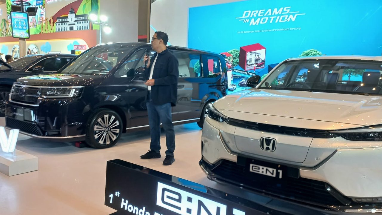 Pengenalan Honda Stepwgn e:HEV dan Honda e:N1 di GIIAS Bandung 2024.