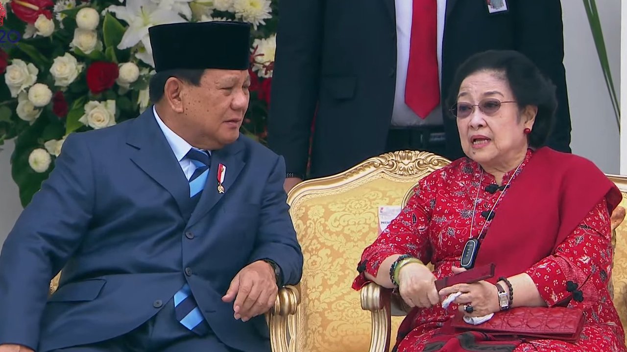 Ketua Umum PDIP, Megawati Soekarnoputri (kiri) bersama Ketua Umum Partai Gerindra, Prabowo Subianto usai melakukan pertemuan dan makan siang bersama di kediaman Megawati di Jalan Teuku Umar, Jakarta, Rabu (24/7/2019). (Liputan6.com/Helmi Fithriansyah)