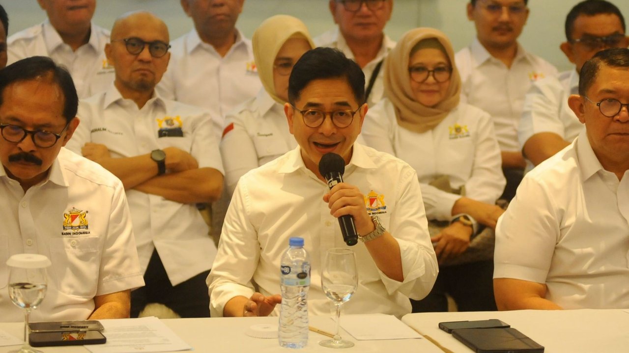 Ketua Umum Kadin Indonesia Arsjad Rasjid didampingi pengurus Kadin saat melakukan konpers di Hotel JW Luwansa, Jakarta, Minggu (15/09/2024).