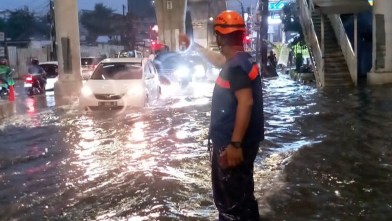 Banjir melanda Jalan Ciledug Raya,