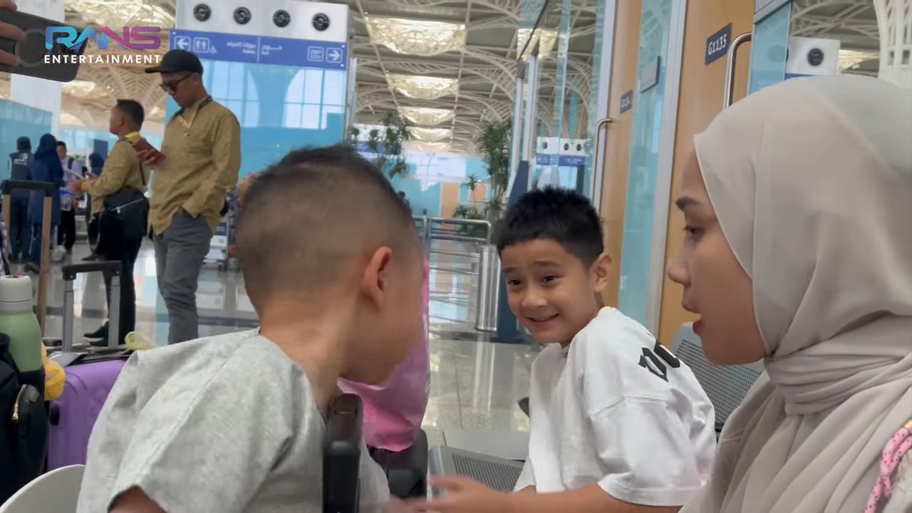 Momen Rayyanza Kesal Ditakuti Rafathar Soal Hantu di Tanah Suci, Pukul Sang Kakak & Ditenangkan Nagita Slavina