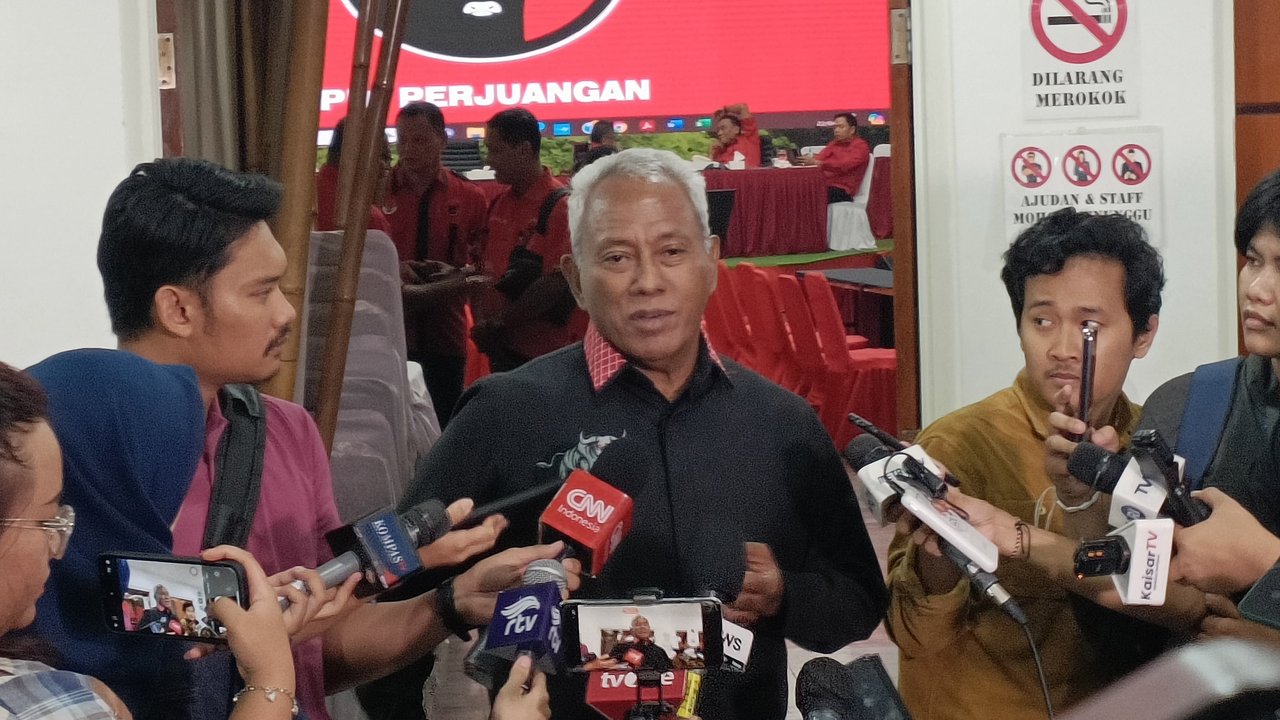 Ketua Bidang Kehormatan DPP PDIP Komarudin Watubun tegaskan bahwa Presiden Jokowi bukan lagi kader PDIP. (Merdeka).