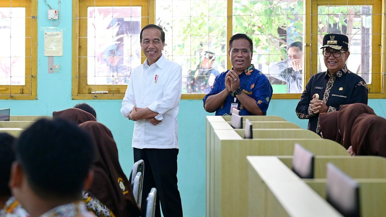 Jokowi Tinjau Fasilitas Pendidikan di SMK Negeri 1 Tanah Grogot