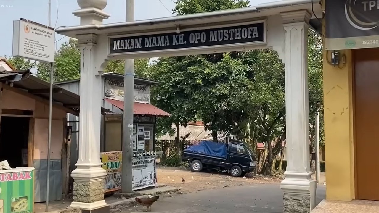 Makam K.H Opo Musthofa atau Mama Kandang Sapi