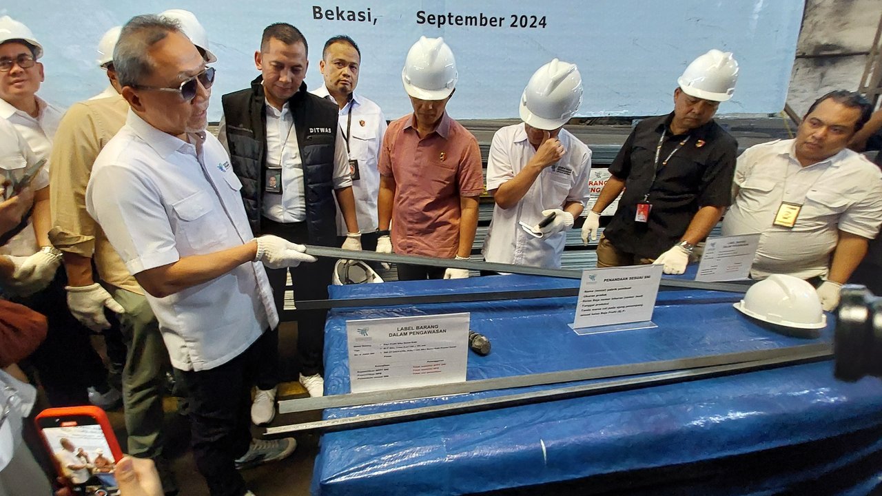 Penyitaan 11.000 ton besi siku ilegal di Cikarang