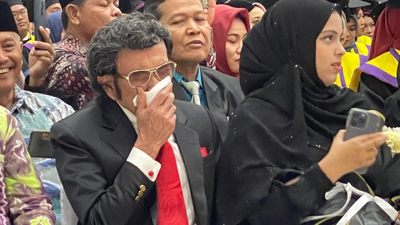 Tangis Rhoma Irama Pecah Saat Dampingi Putranya Wisuda