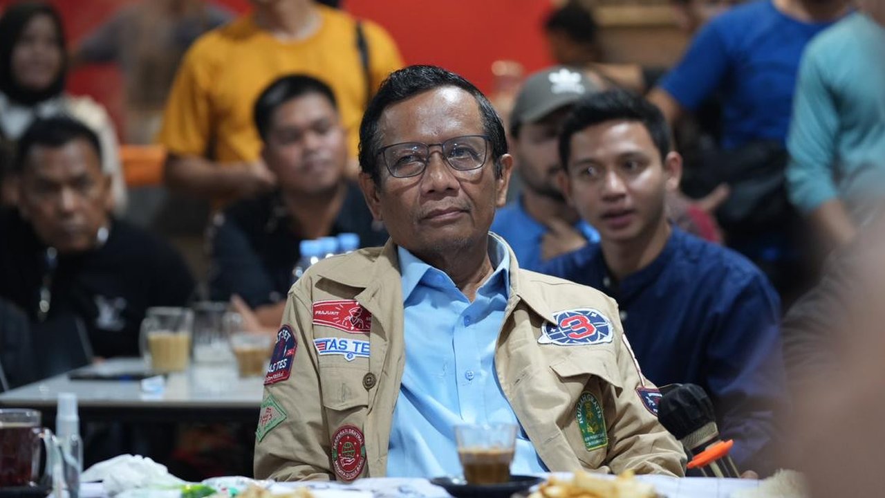 Mahfud MD hadir langsung di tengah-tengah para anak muda dalam kegiatan bertajuk 'Kota Medan Tabrak Prof' yang dilaksanakan di salah satu kafe Jalan Willem Iskandar, Pancing (Foto: Cristison Sondang Pane)