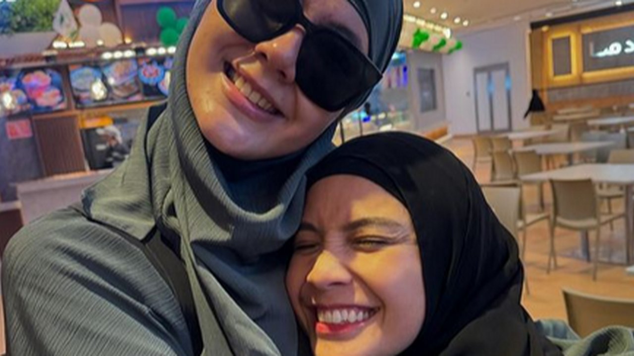 Potret Pertemuan Nagita Slavina & Paula Verhoeven saat Umrah, Disebut Panutan Hingga Bidadari Surga