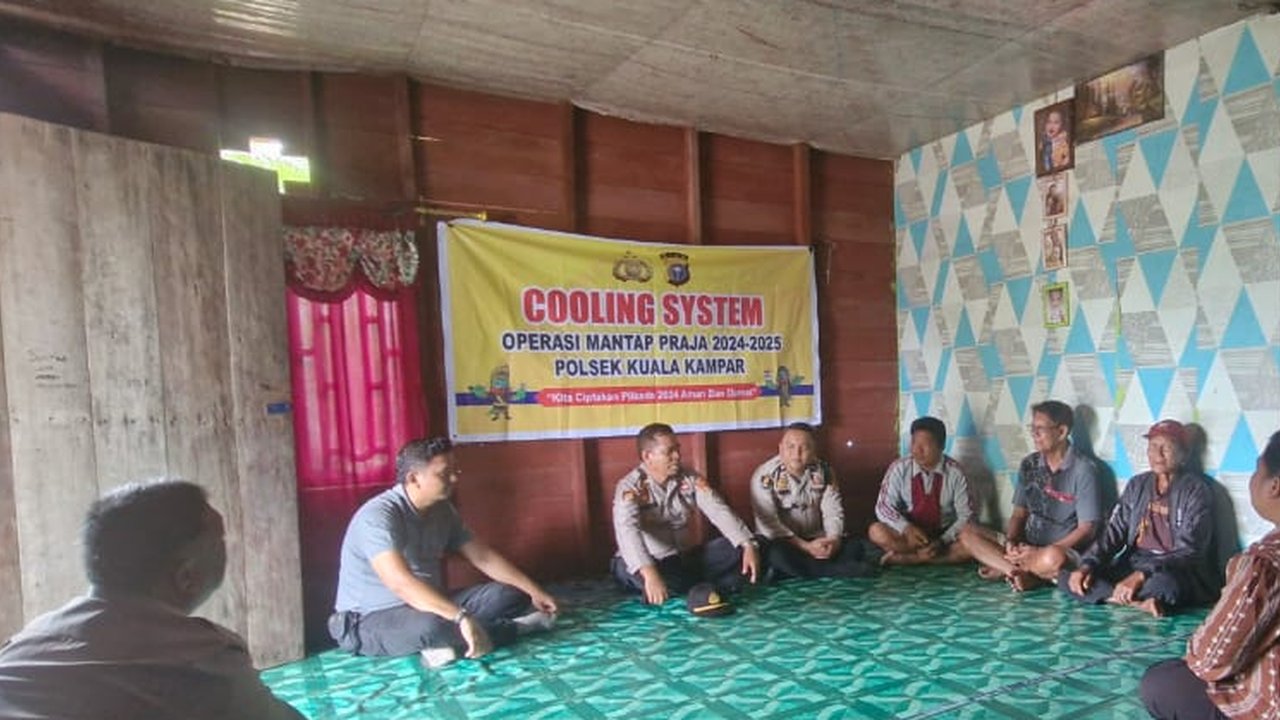 Polisi bersama Suku Akit