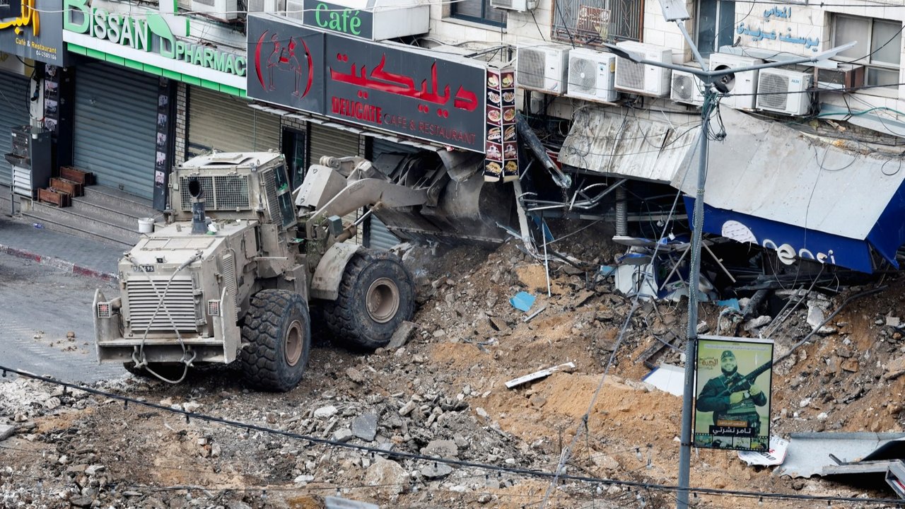 Pasukan Israel terus menyerang kota Jenin di Tepi Barat, Palestina dengan buldozer. serangan itu mengakibatkan 70 persen Jalanan dan Infrastruktur hancur.