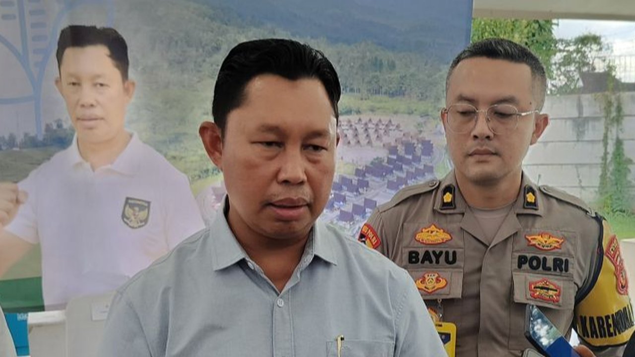 Pedagang menangis saat pembongkaran lapak pedagang kaki lima (PKL) liar tahap 2 di Jalur Puncak, Kabupaten Bogor, Senin (26/8/2024).