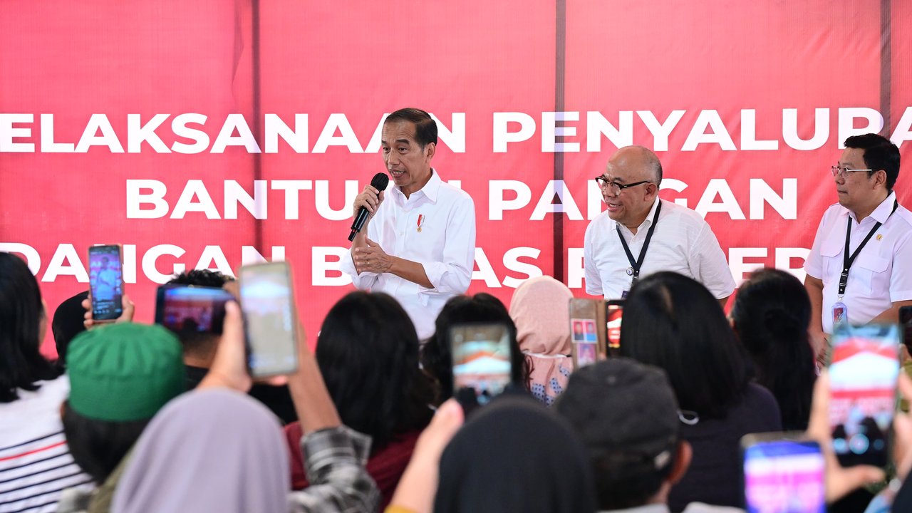 Jokowi cek ketersediaan beras di Komplek Pergudangan Tanah Grogot, Kabupaten Paser, Kalimantan Timur